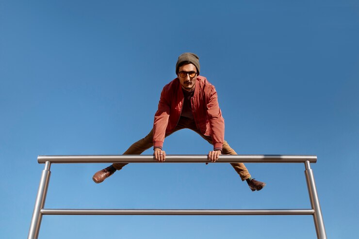 Kostenlose Foto voller schuss fitter mann, der im freien springt