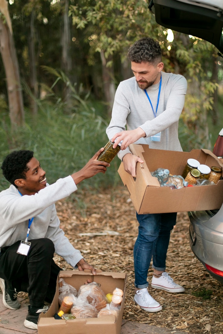 Kostenlose Foto voller schuss freiwillige mit spenden