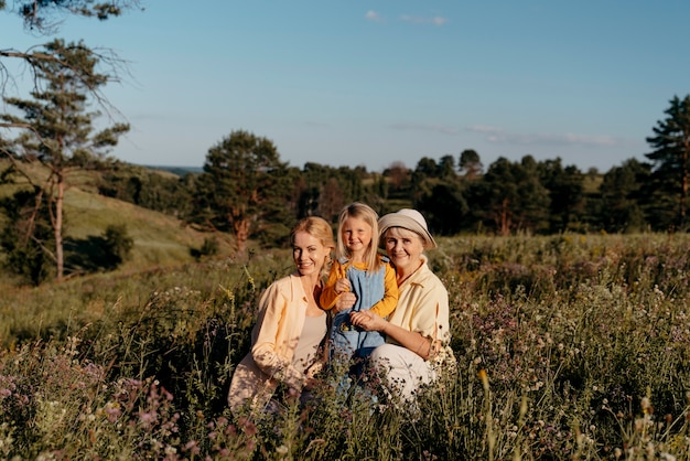 Voller Schuss glückliche Familie auf Gras