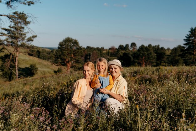 Voller Schuss glückliche Familie auf Gras