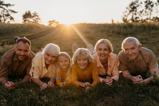 Voller Schuss glückliche Familie auf Gras