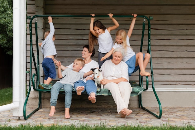 Voller Schuss glückliche Familie auf Schaukel