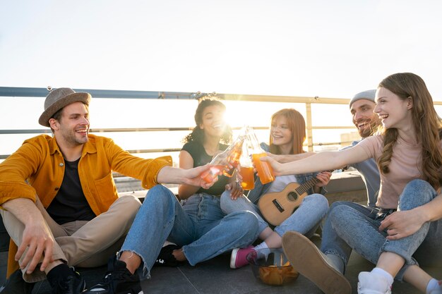 Voller Schuss glückliche Freunde mit Gitarre