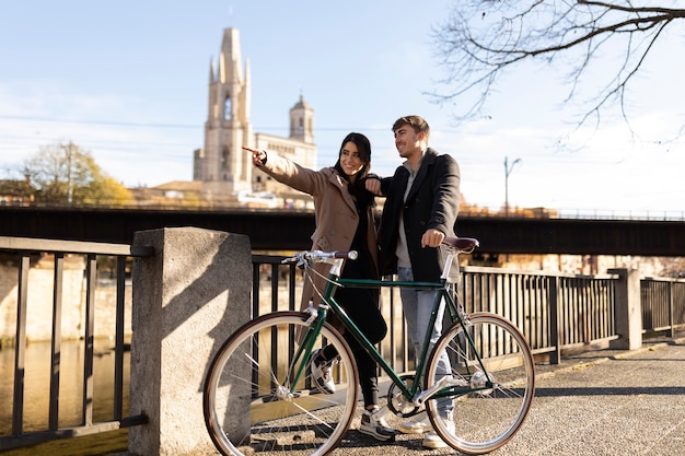 Voller Schuss glückliche Menschen mit Fahrrad