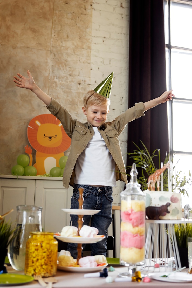 Kostenlose Foto voller schuss junge mit partyhut
