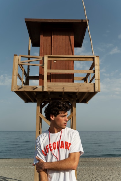 Kostenloses Foto voller schuss junger rettungsschwimmer am meer