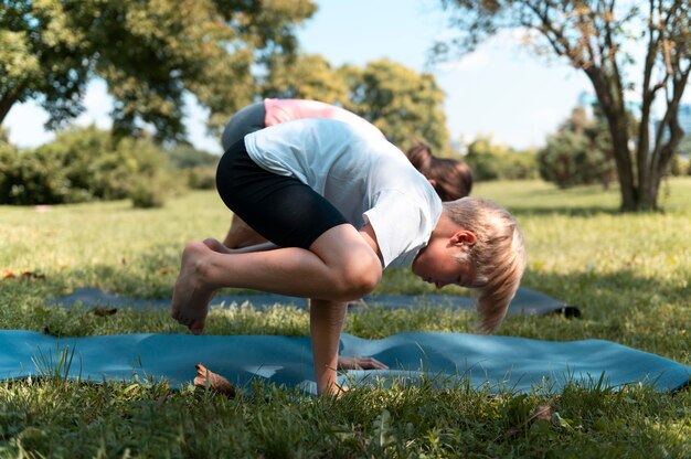 Voller Schuss Kind beim Yoga