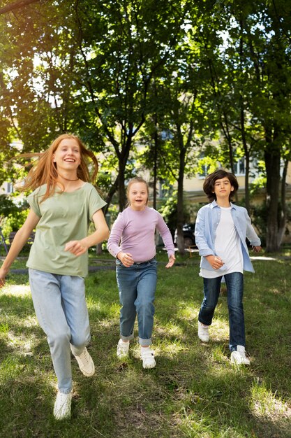 Voller Schuss Kinder, die zusammen draußen spielen