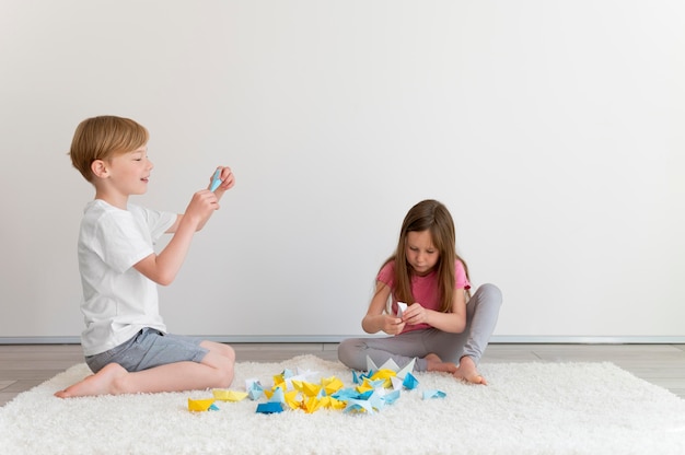 Voller Schuss Kinder, die zusammen spielen