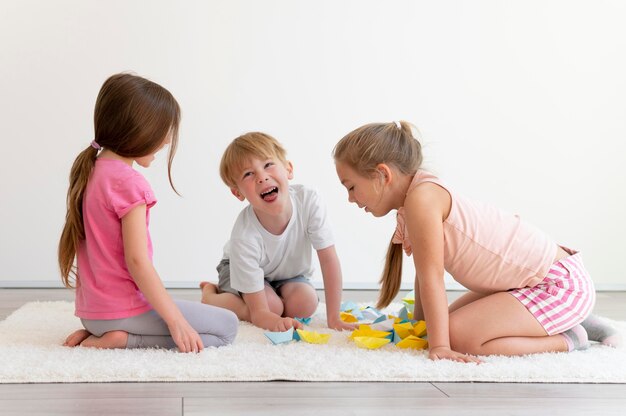 Voller Schuss Kinder mit Papierbooten