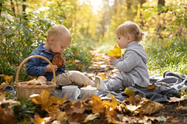 Voller Schuss Kinder sitzen in der Natur