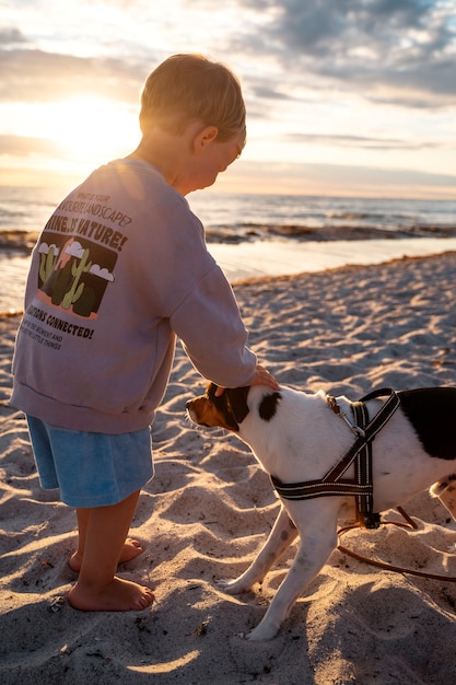 Kostenloses Foto voller schuss kleines kind, das hund streichelt