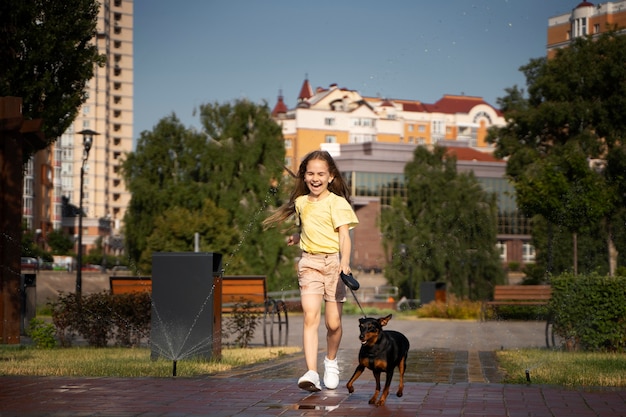 Voller Schuss Mädchen gehender Hund