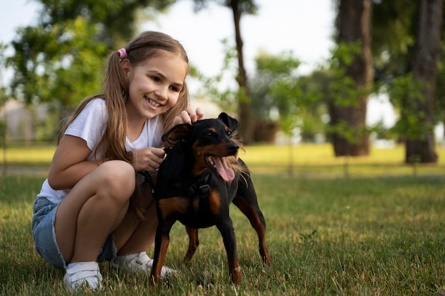 Voller Schuss Mädchen kratzt Hund