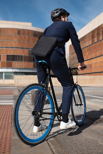 Kostenloses Foto voller schuss mann auf dem fahrrad, der zur arbeit geht