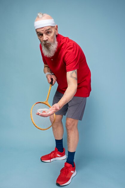 Voller Schuss Mann, der Badminton spielt