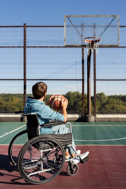 Voller Schuss Mann, der Basketball spielt