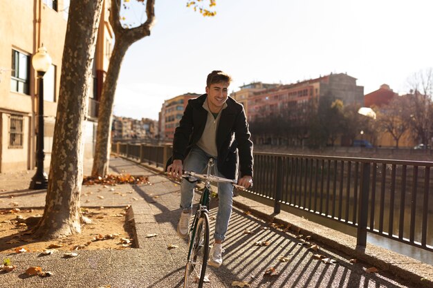 Voller Schuss Mann, der draußen Fahrrad fährt