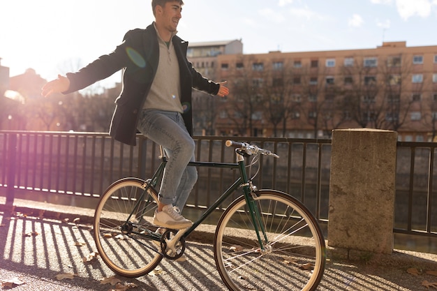 Kostenloses Foto voller schuss mann, der fahrrad fährt