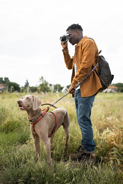 Voller Schuss Mann, der Fotos macht