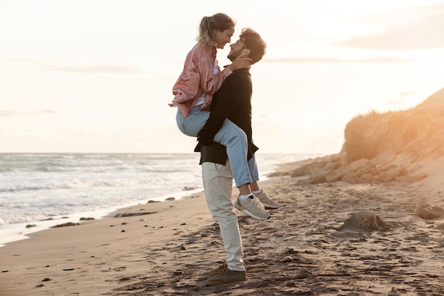 Voller Schuss Mann, der Frau am Meer hält