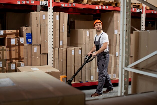Voller Schuss Mann, der im Lager arbeitet