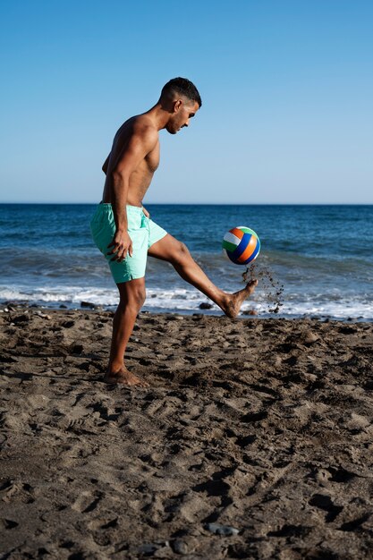 Voller Schuss Mann, der mit Ball spielt