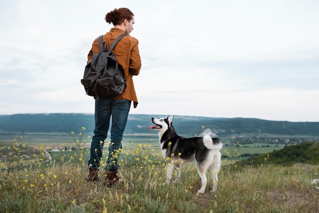 Voller Schuss Mann, der mit Hund reist