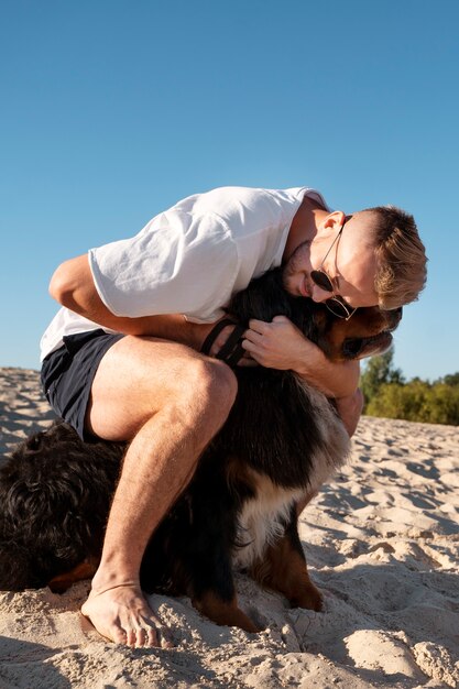 Voller Schuss Mann, der süßen Hund umarmt