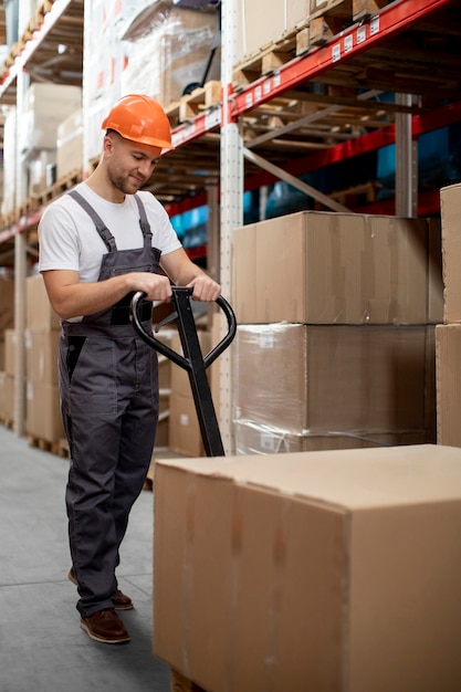 Voller Schuss Mann in Logistiklagern