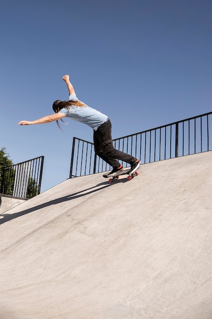 Voller Schuss Mann macht Tricks im Skatepark