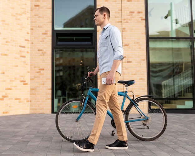 Voller Schuss Mann mit Fahrrad