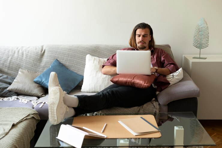 Kostenlose Foto voller schuss mann mit laptop