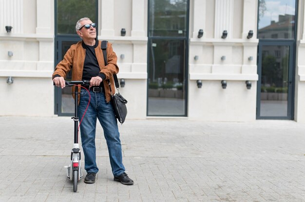 Voller Schuss Mann mit Sonnenbrille