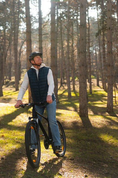 Kostenloses Foto voller schuss mann radfahren im freien