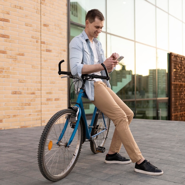 Voller Schuss Mann sitzt auf Fahrrad