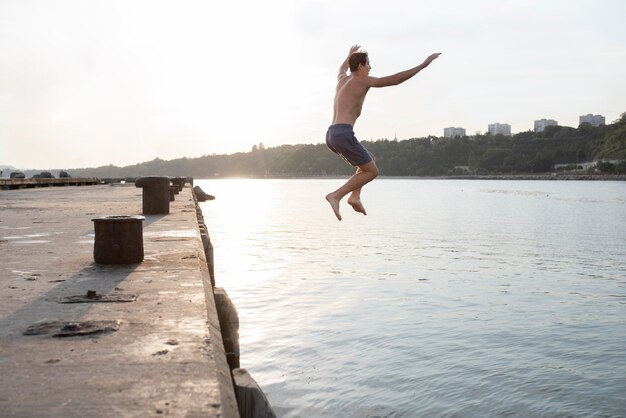 Voller Schuss Mann springt ins Wasser