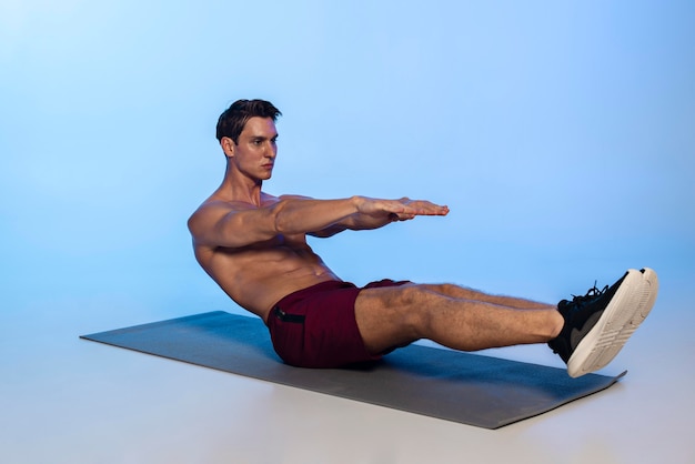 Kostenloses Foto voller schuss mann trainiert bauchmuskeln