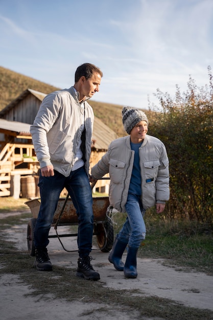 Voller Schuss Mann und Kind gehen zusammen