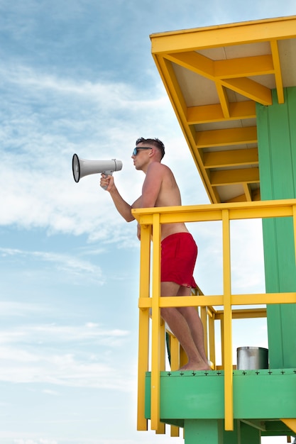 Kostenloses Foto voller schuss rettungsschwimmer mit megaphon