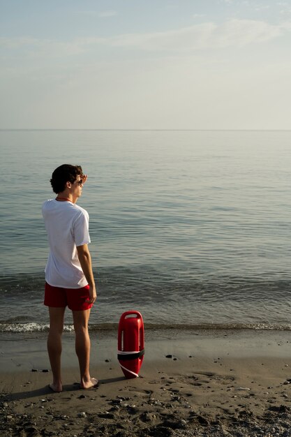 Kostenloses Foto voller schuss rettungsschwimmer und rettungsboje am strand