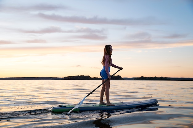 Voller Schuss schöne Frau Paddleboarding