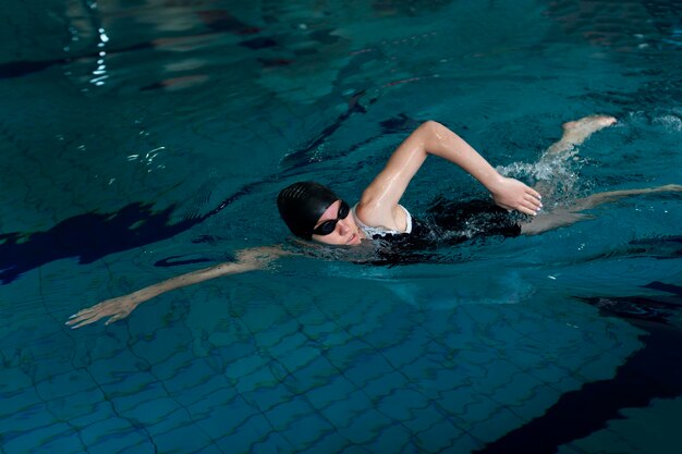 Voller Schuss Schwimmer im Pool