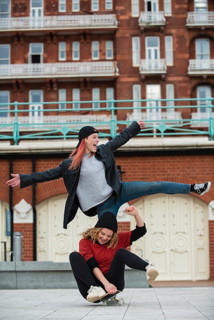 Voller Schuss Smiley-Frauen auf Skateboard