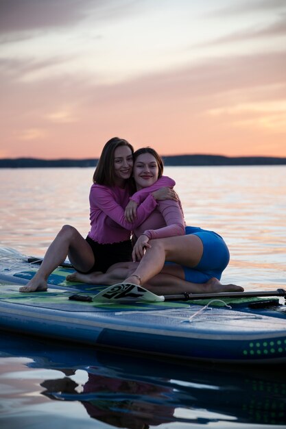 Voller Schuss Smiley Frauen Paddleboarding