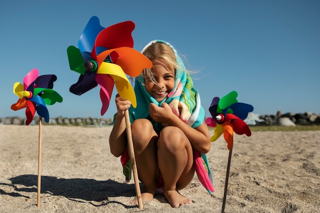 Kostenloses Foto voller schuss smiley-mädchen am strand