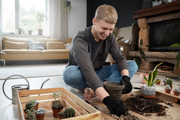 Voller Schuss Smiley-Mann Gartenarbeit