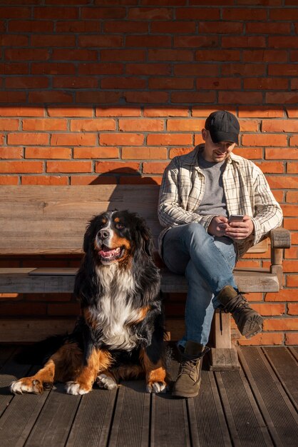 Voller Schuss Smiley-Mann mit Smartphone