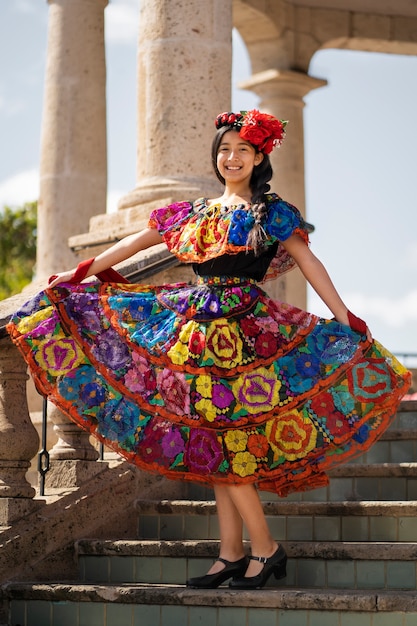 Kostenloses Foto voller schuss smiley mexikanisches mädchen posiert