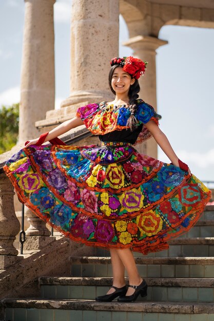 Voller Schuss Smiley mexikanisches Mädchen posiert